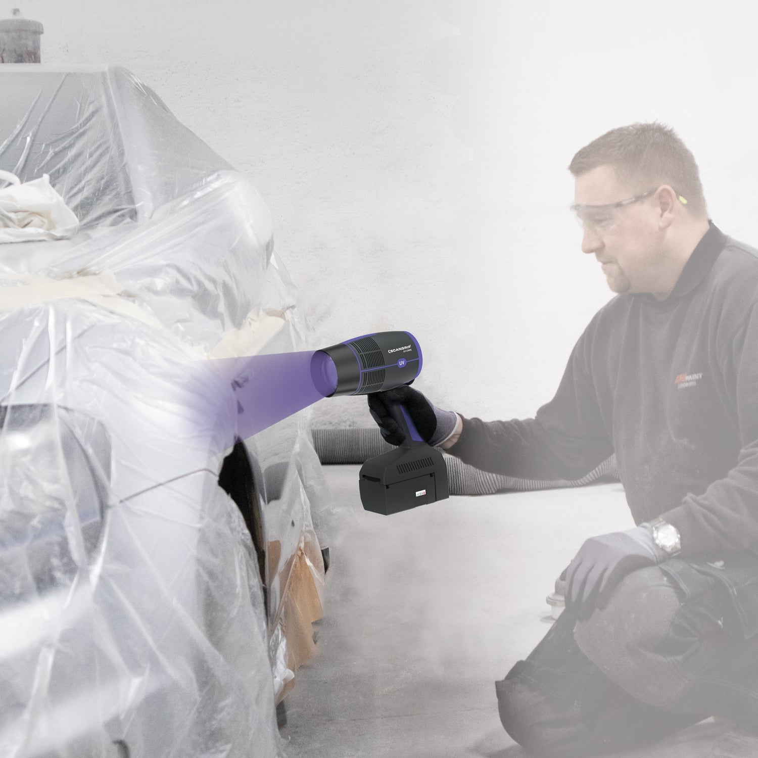 SCANGRIP UV-GUN in uso per la polimerizzazione UV durante un lavoro di detailing auto.