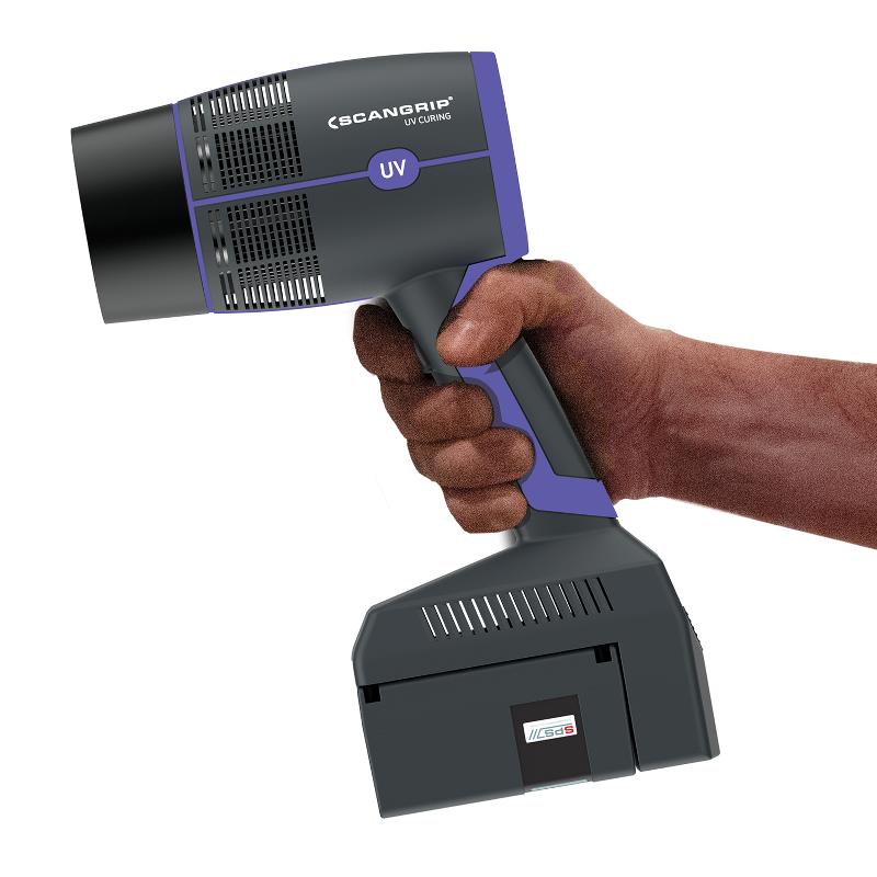 SCANGRIP UV-GUN in uso per la polimerizzazione UV durante un lavoro di detailing auto.