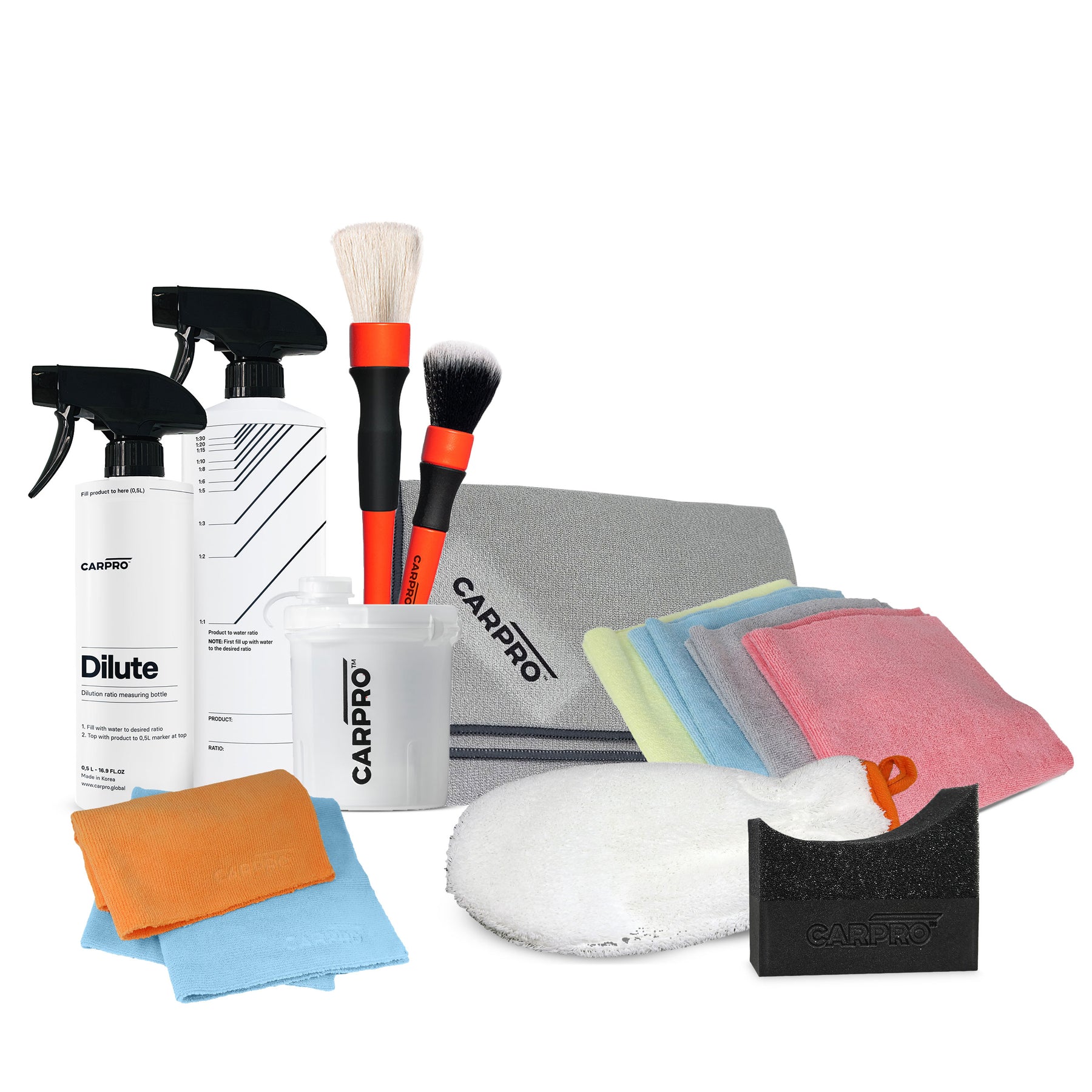 Kit CARPRO Accessori Interni con vari strumenti per la pulizia auto: spruzzatori, spazzole, panni in microfibra e spugne, ideali per una cura completa delle superfici interne.