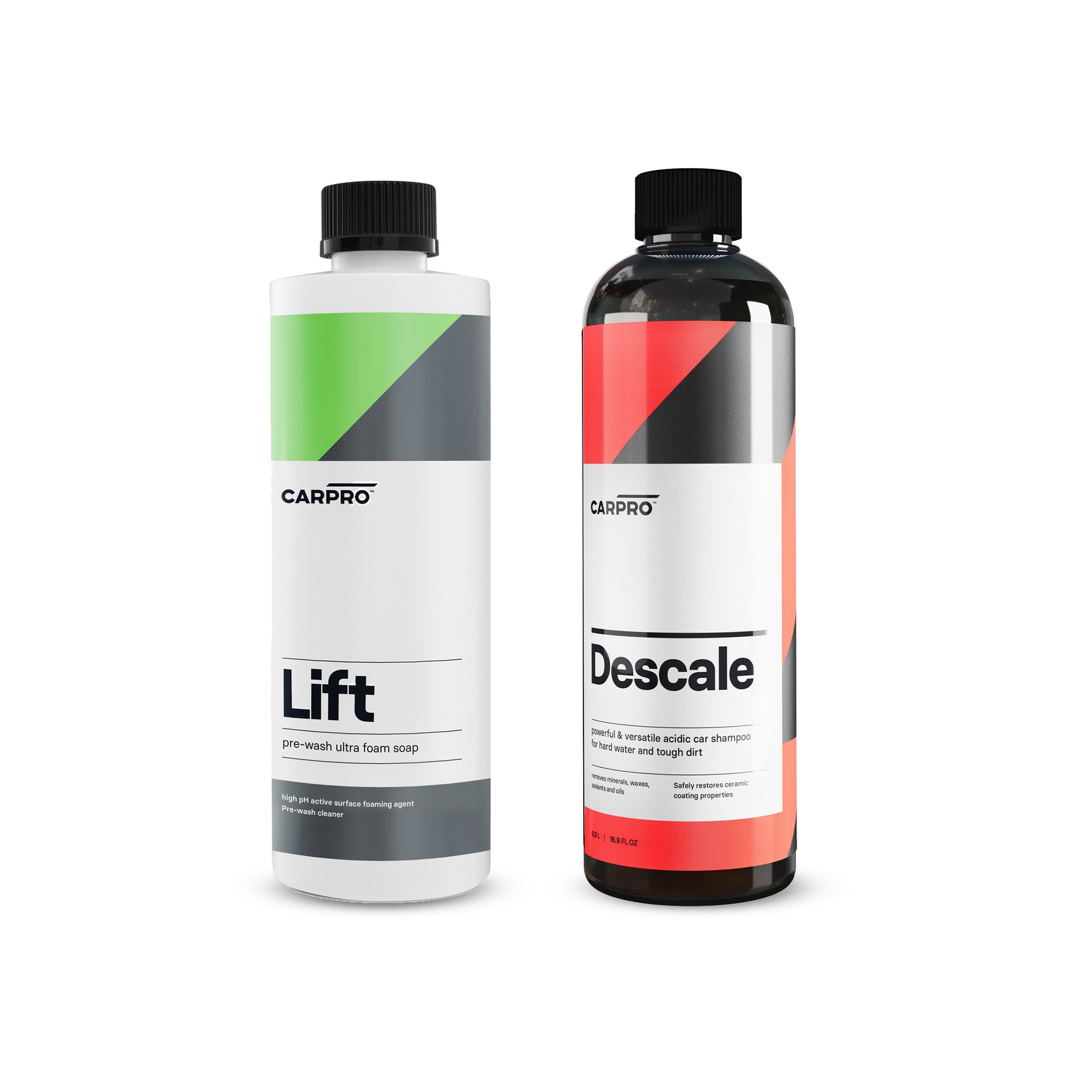 Due flaconi di CARPRO, uno di Lift e uno di Descale, per il lavaggio auto doppio pH combinato. Lift è uno shampoo schiumogeno ultra per prelavaggio con etichetta bianca, verde e grigia. Descale è uno shampoo acido per rimuovere sporco ostinato, con etichetta bianca, rossa e grigia.