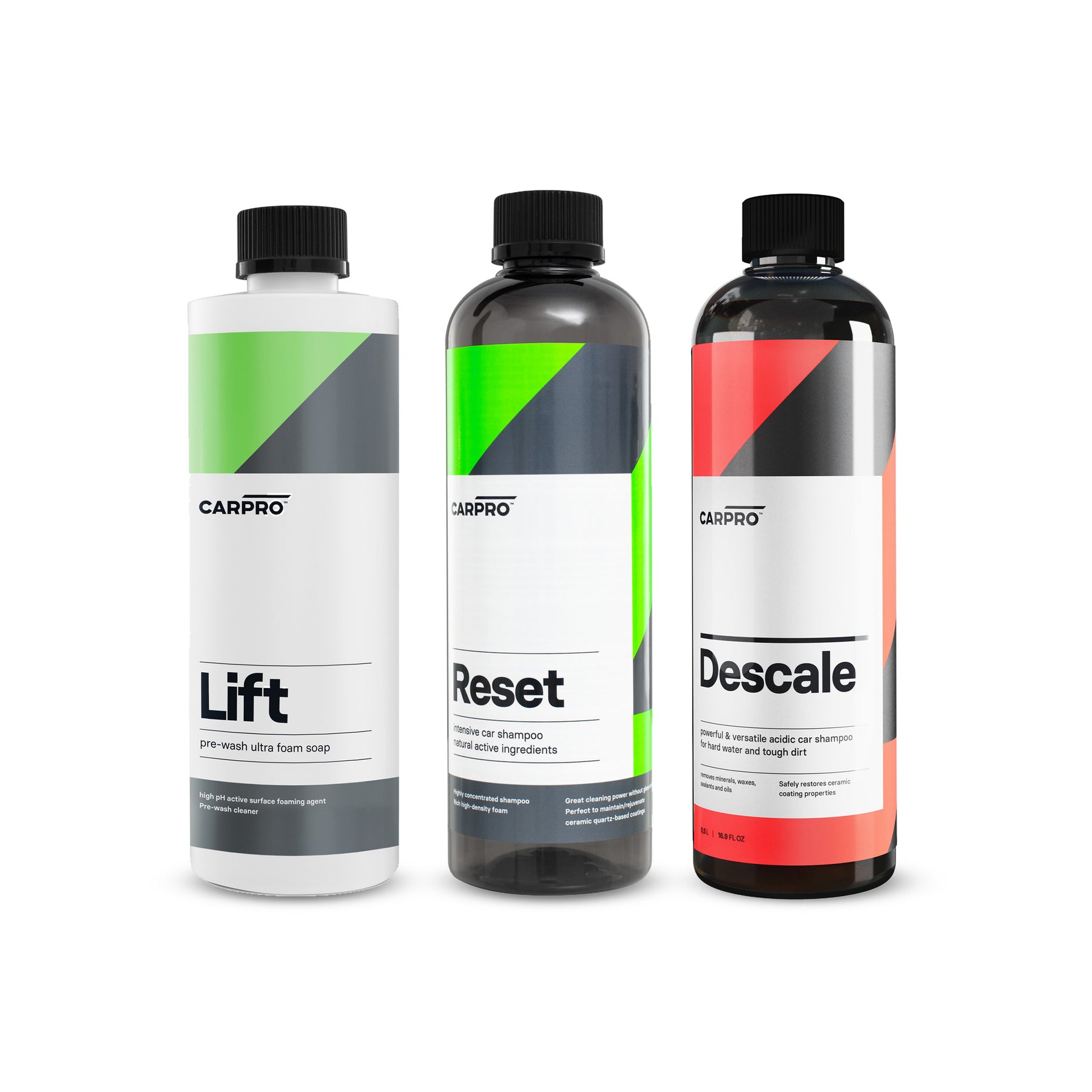 Tre flaconi di CARPRO per il lavaggio auto triplo pH combinato: Lift, uno shampoo schiumogeno per prelavaggio con etichetta bianca e verde; Reset, uno shampoo neutro con etichetta bianca e verde; e Descale, uno shampoo acido per rimuovere sporco ostinato con etichetta bianca e rossa.