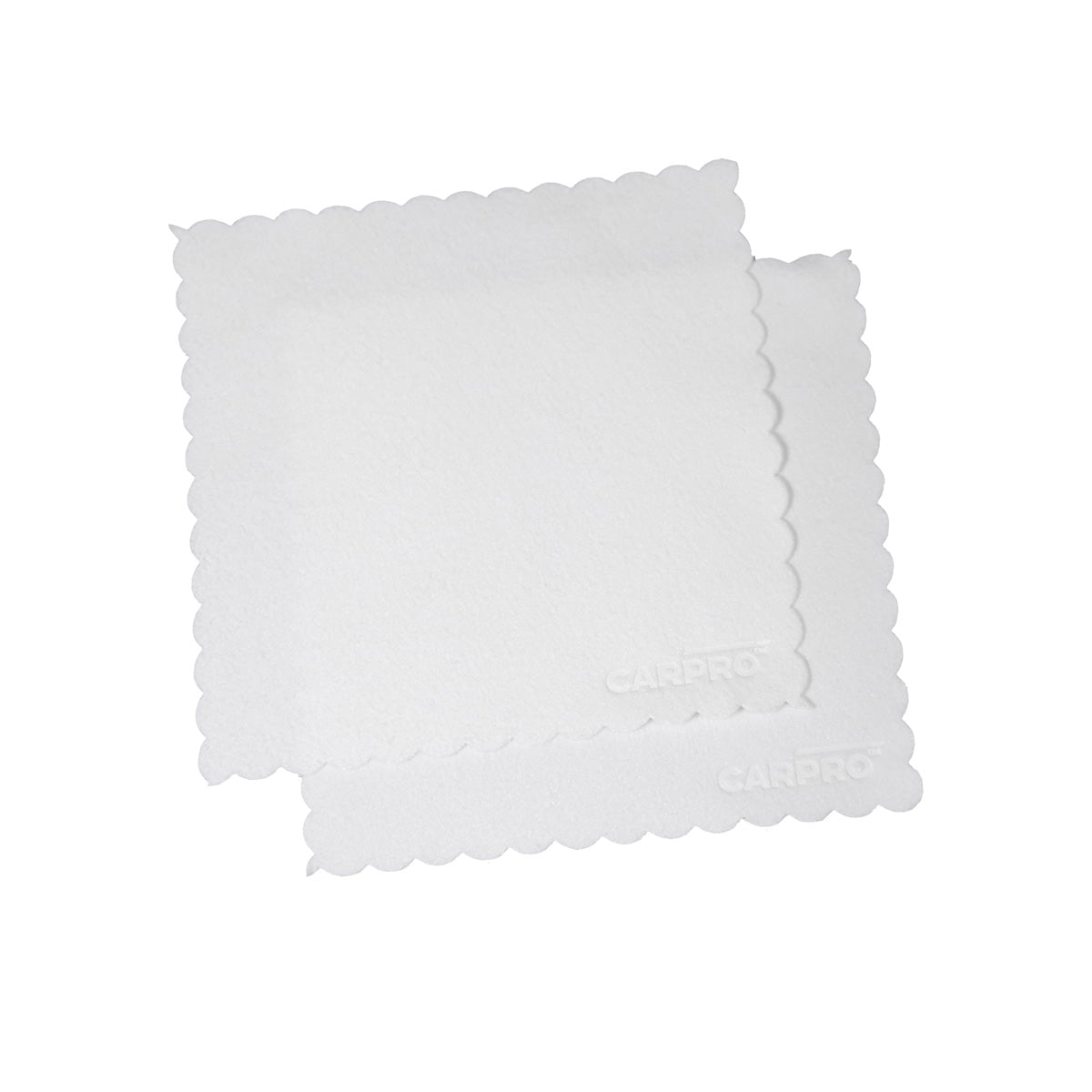CARPRO Microsuede, panni bianchi in microfibra con bordi ondulati, perfetti per applicazioni uniformi di rivestimenti e sigillanti su superfici delicate.