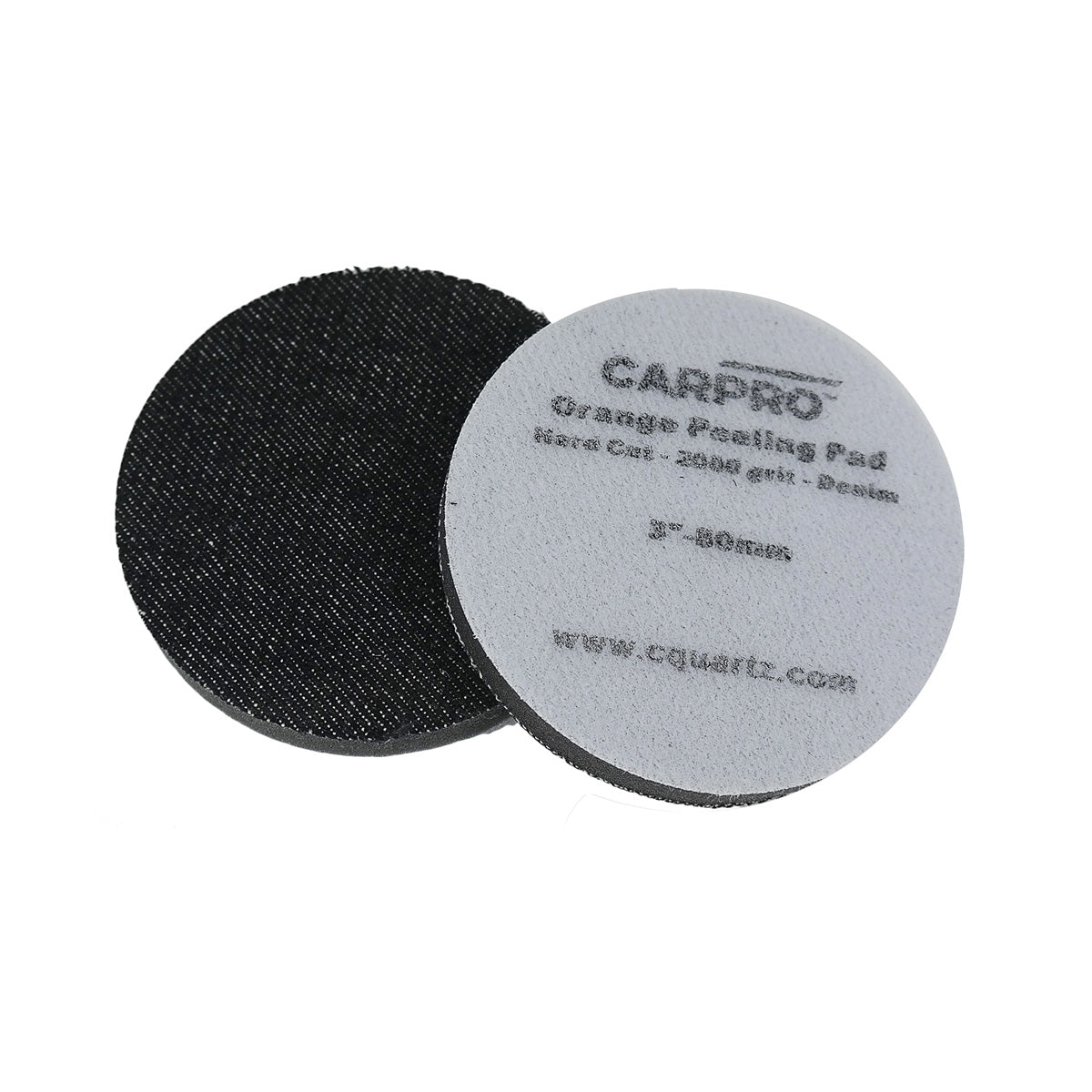 Due tamponi CARPRO Denim Pad Grana 2000, uno nero e uno grigio, ideali per rimuovere difetti della vernice e ottenere una finitura impeccabile, su sfondo bianco.