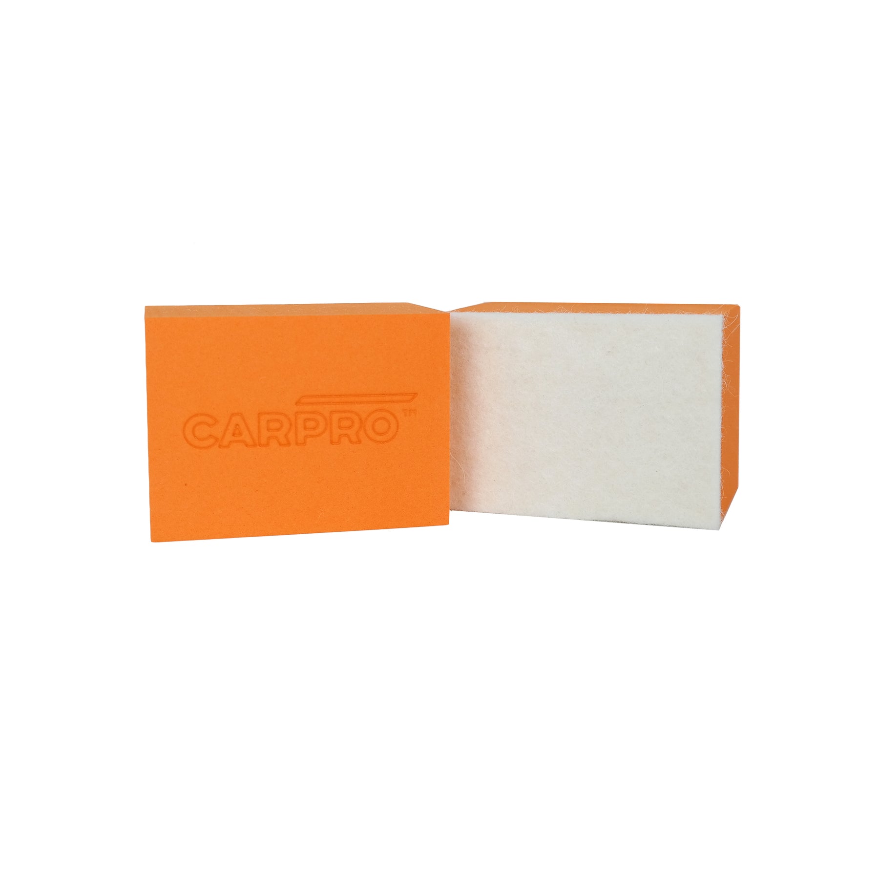 Applicatore in spugna arancione CARPRO con lato bianco in feltro, ideale per l'applicazione uniforme del composto lucidante CeriGlass sui vetri dell'auto.