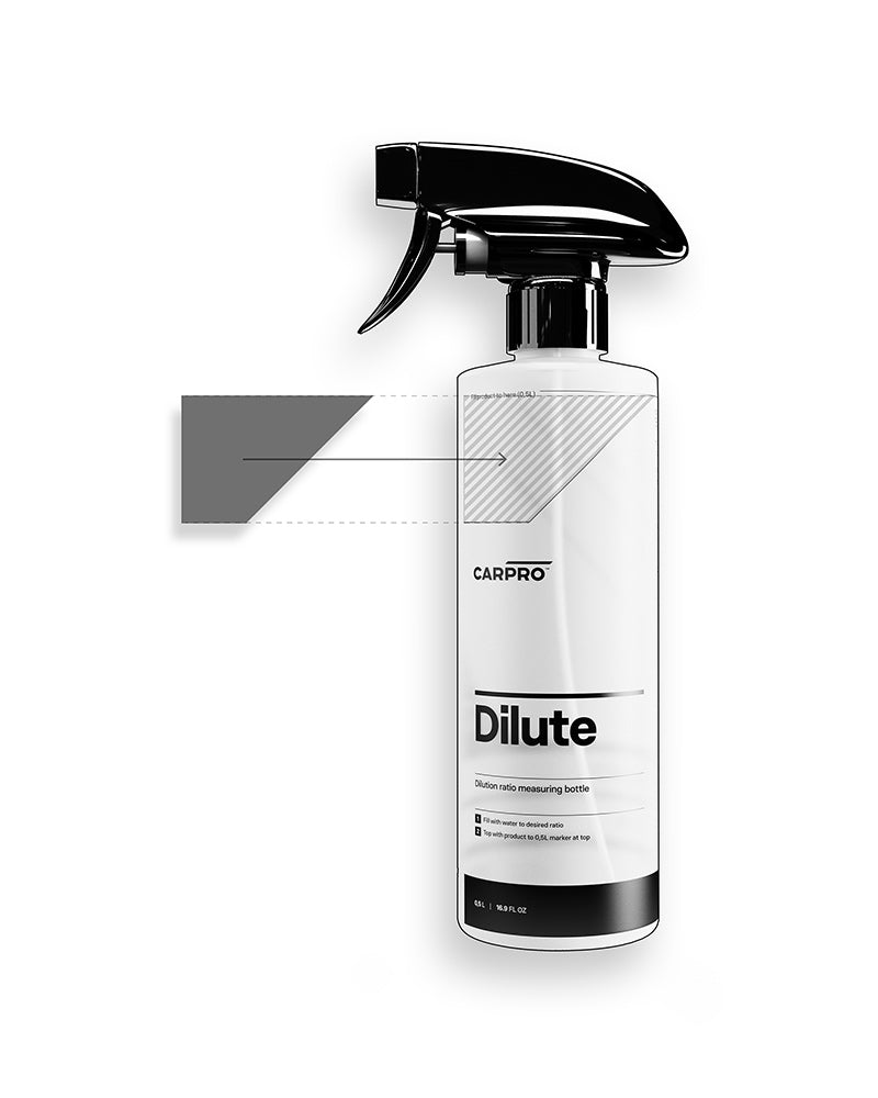Flacone graduato CARPRO Dilute con spruzzatore nero e adesivo di etichettatura, ideale per miscelare e diluire prodotti chimici con precisione, su sfondo bianco.