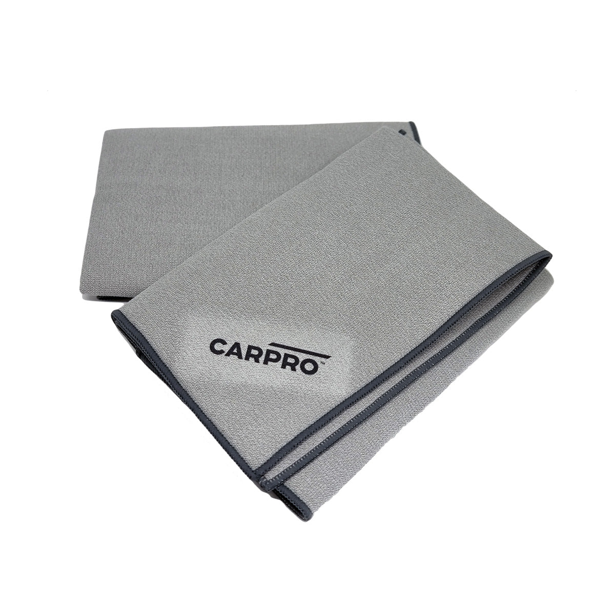 due panni CARPRO Glass Fiber piegati, realizzati in microfibra grigia di alta qualità. Uno dei panni ha il logo CARPRO visibile, cucito in nero. Questi panni sono progettati per la pulizia dei vetri senza lasciare aloni, garantendo una finitura perfetta.