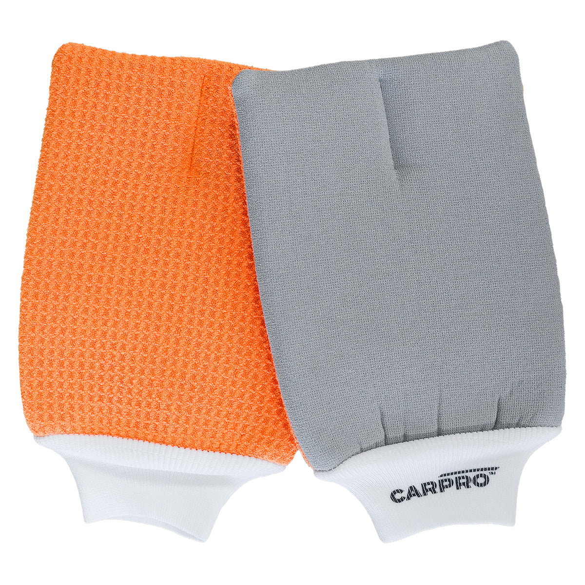 L'immagine mostra due guanti CARPRO GlassMitt per la pulizia dei vetri. Il guanto a sinistra è arancione con una texture a nido d'ape, mentre quello a destra è grigio con una superficie liscia. Entrambi i guanti hanno un bordo bianco elastico con il logo CARPRO stampato.
