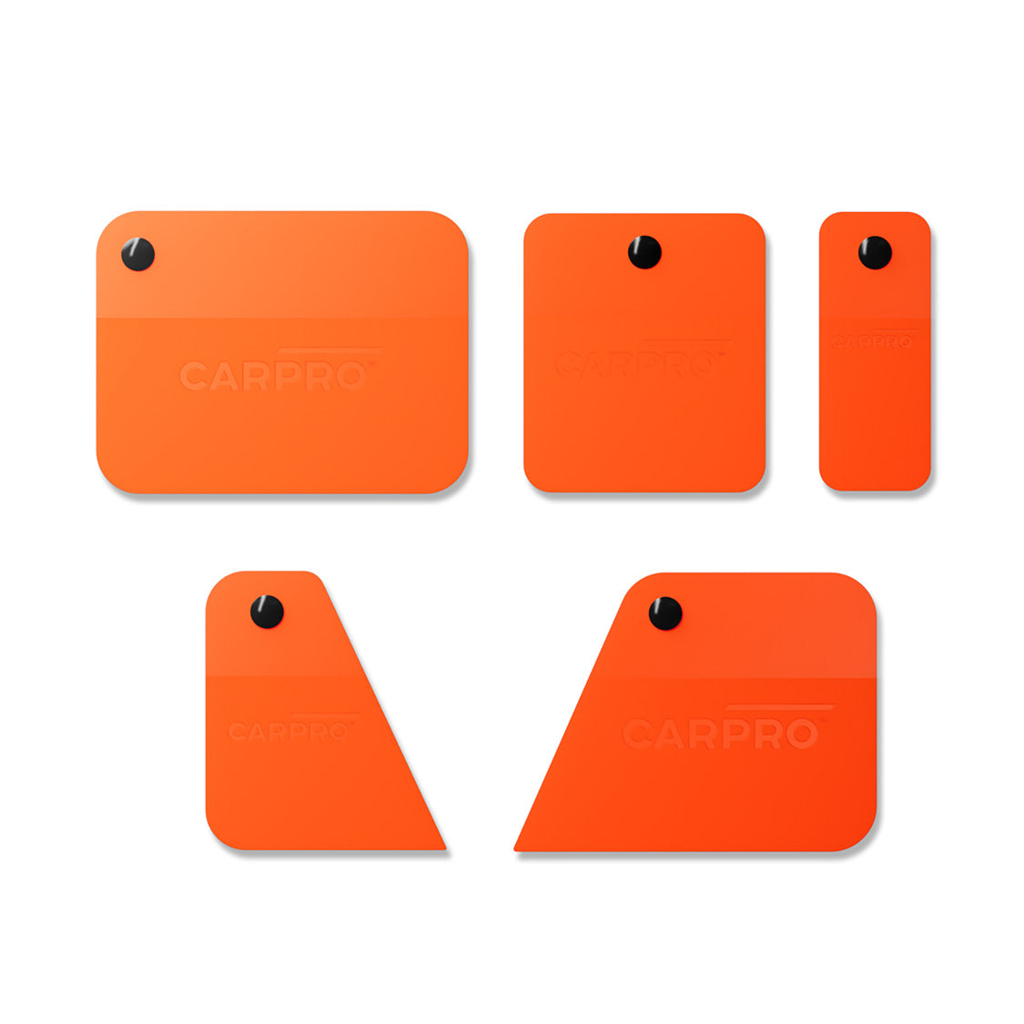 cinque spatole arancioni di diverse forme e dimensioni del CARPRO Immortal Squeegee Kit. Ogni spatola ha un foro nero per appenderla e il logo CARPRO inciso su di esse. Queste spatole sono progettate per un'applicazione precisa delle pellicole protettive, assicurando risultati professionali senza bolle. 3/3