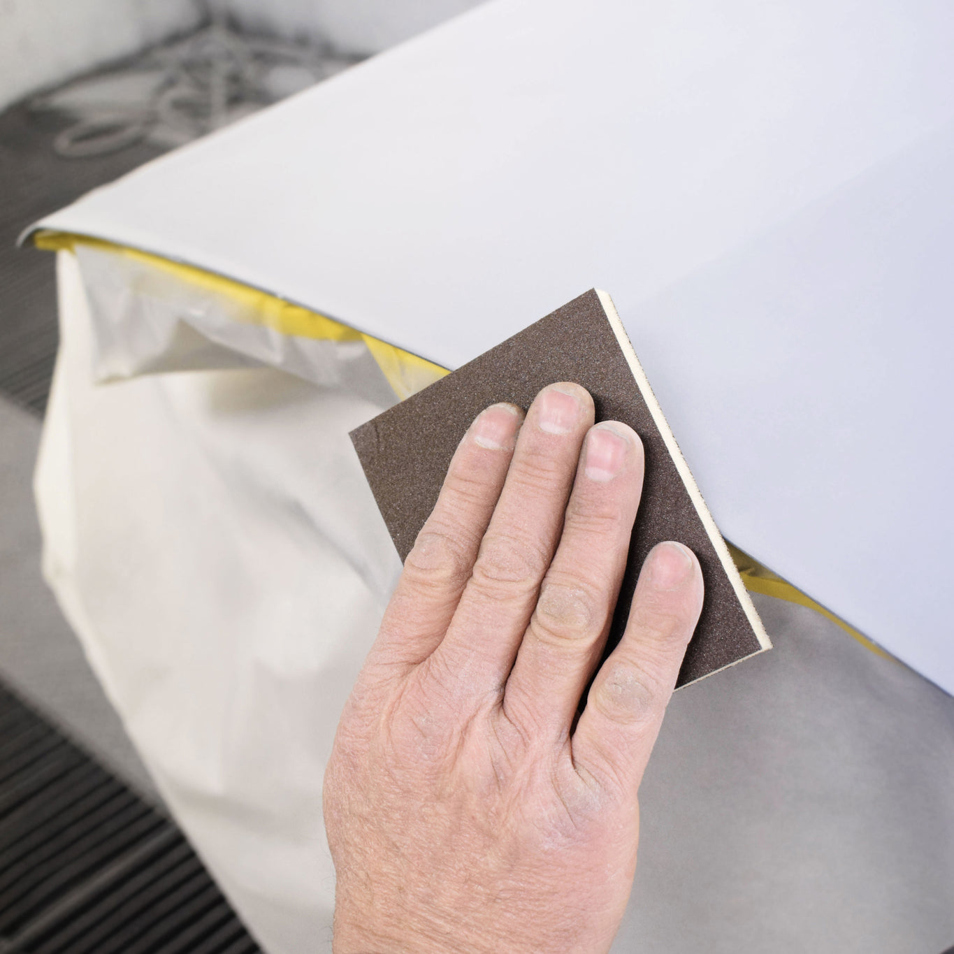 Spugne abrasive a doppia faccia Q1 per levigatura di superfici complesse, ideali per lavori di precisione.