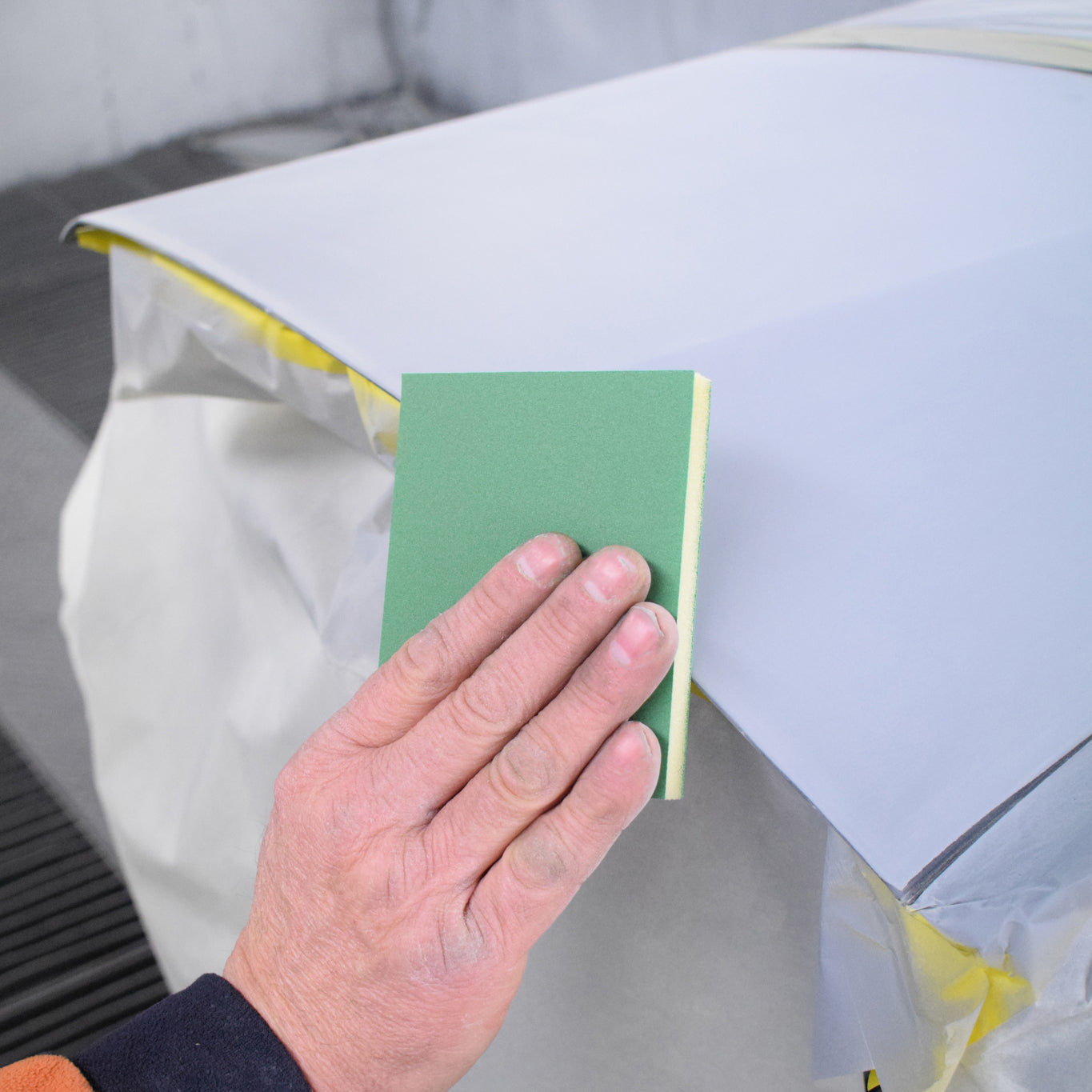 Spugne abrasive a doppia faccia Q1 per levigatura di superfici complesse, ideali per lavori di precisione.