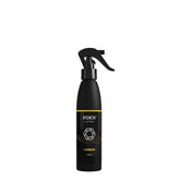 Bottiglia di FOEN Carbon Profumo Spray, deodorante auto con fragranza intensa e moderna, ideale per rinfrescare e profumare l'interno del veicolo.