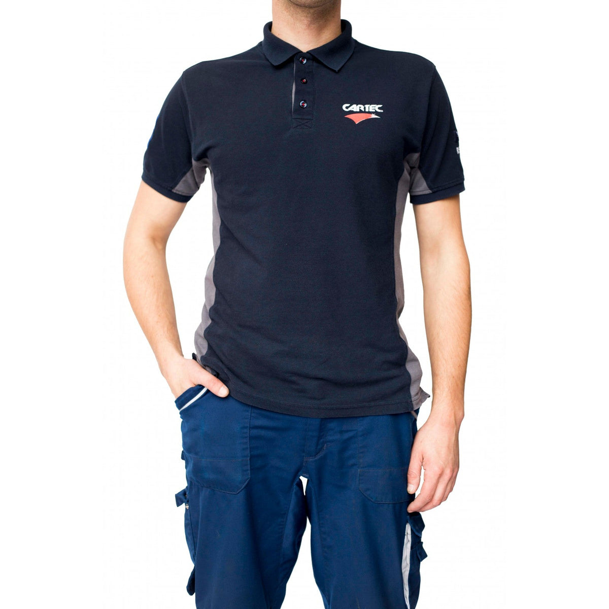 Uomo che indossa la Polo Cartec con design elegante e tessuto di alta qualità