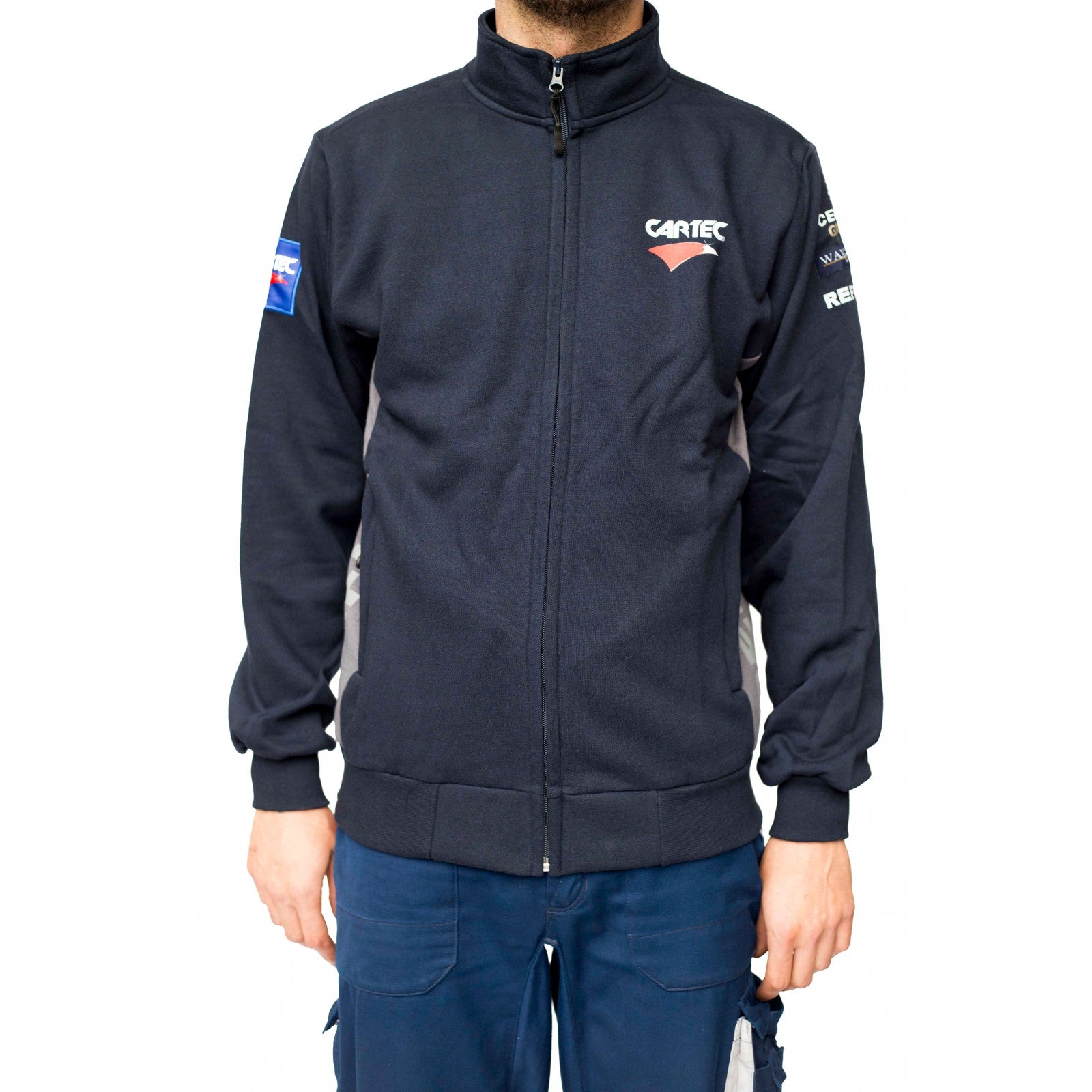 Felpa cardigan CARTEC indossata da un detailer professionista.
