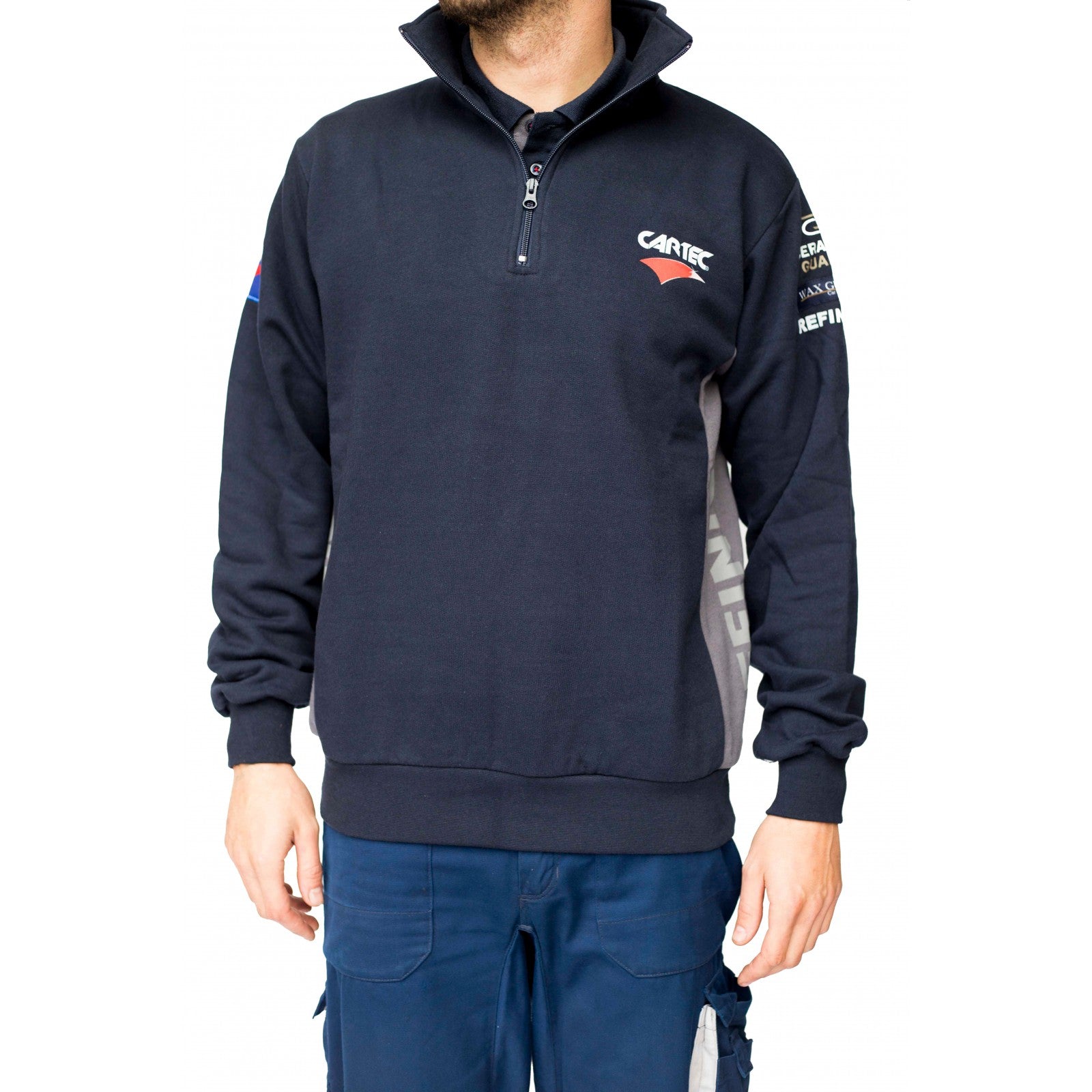 Dettagliatore che indossa una felpa con zip CARTEC di colore blu navy.