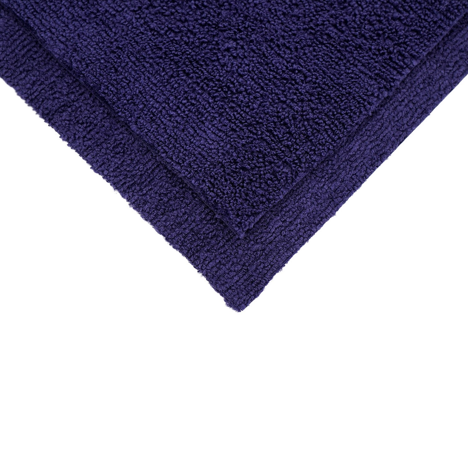 Dettaglio di un panno in microfibra blu navy, ripiegato, ideale per la pulizia senza graffi delle superfici.