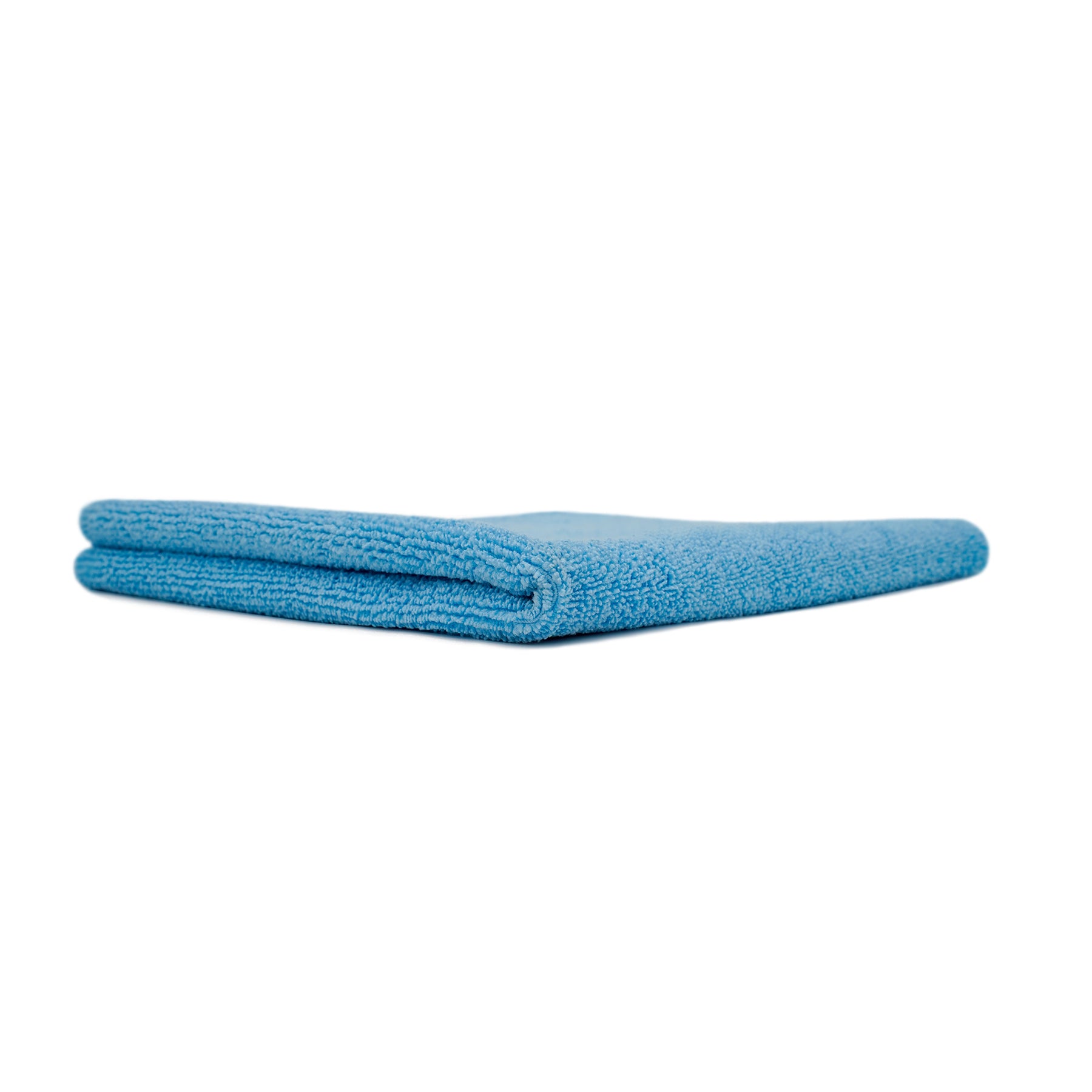 Panno in microfibra azzurro piegato, perfetto per una pulizia delicata e priva di graffi sulle superfici dell'auto.
