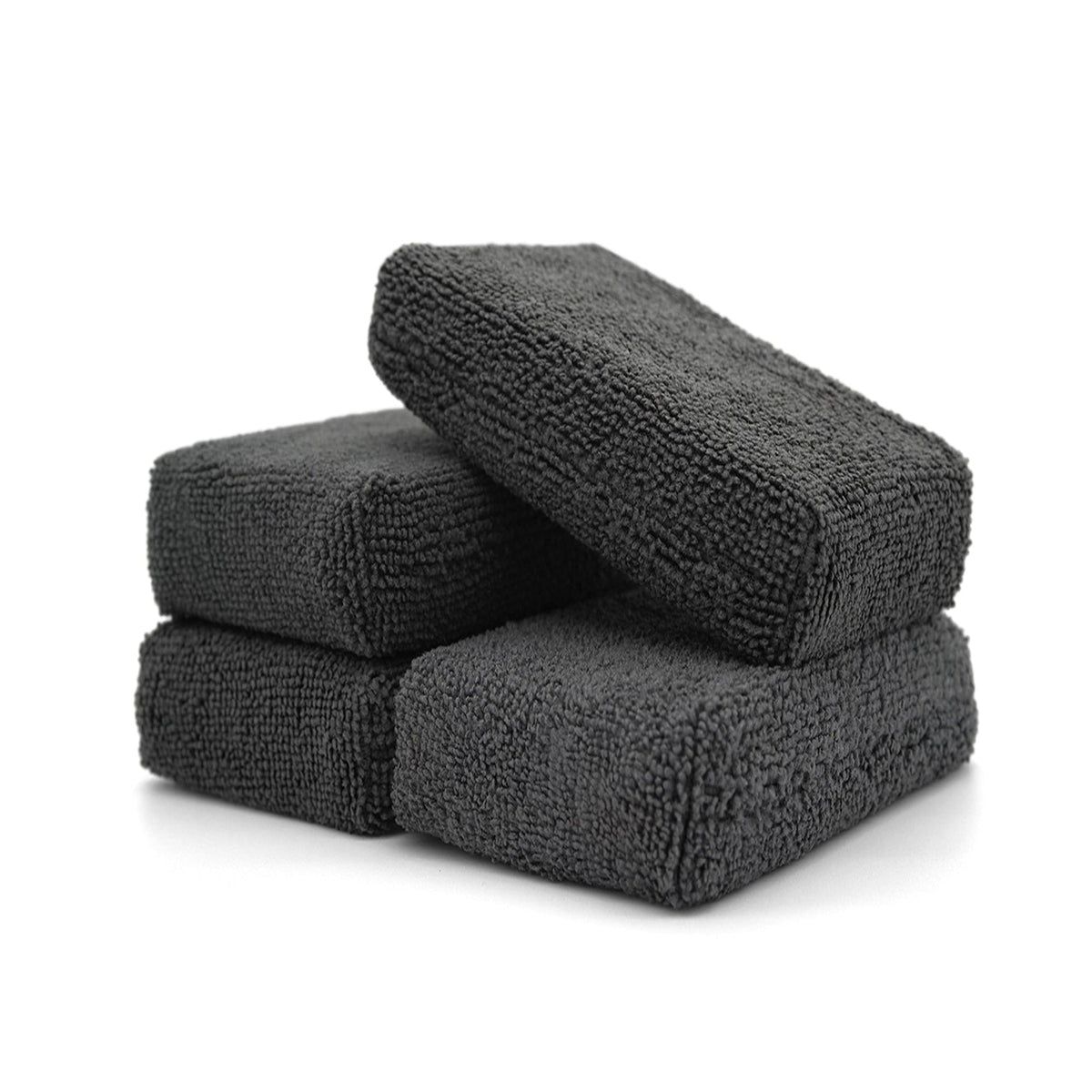 Tre applicatori in microfibra grigi impilati, perfetti per una stesura uniforme di prodotti per il detailing auto.