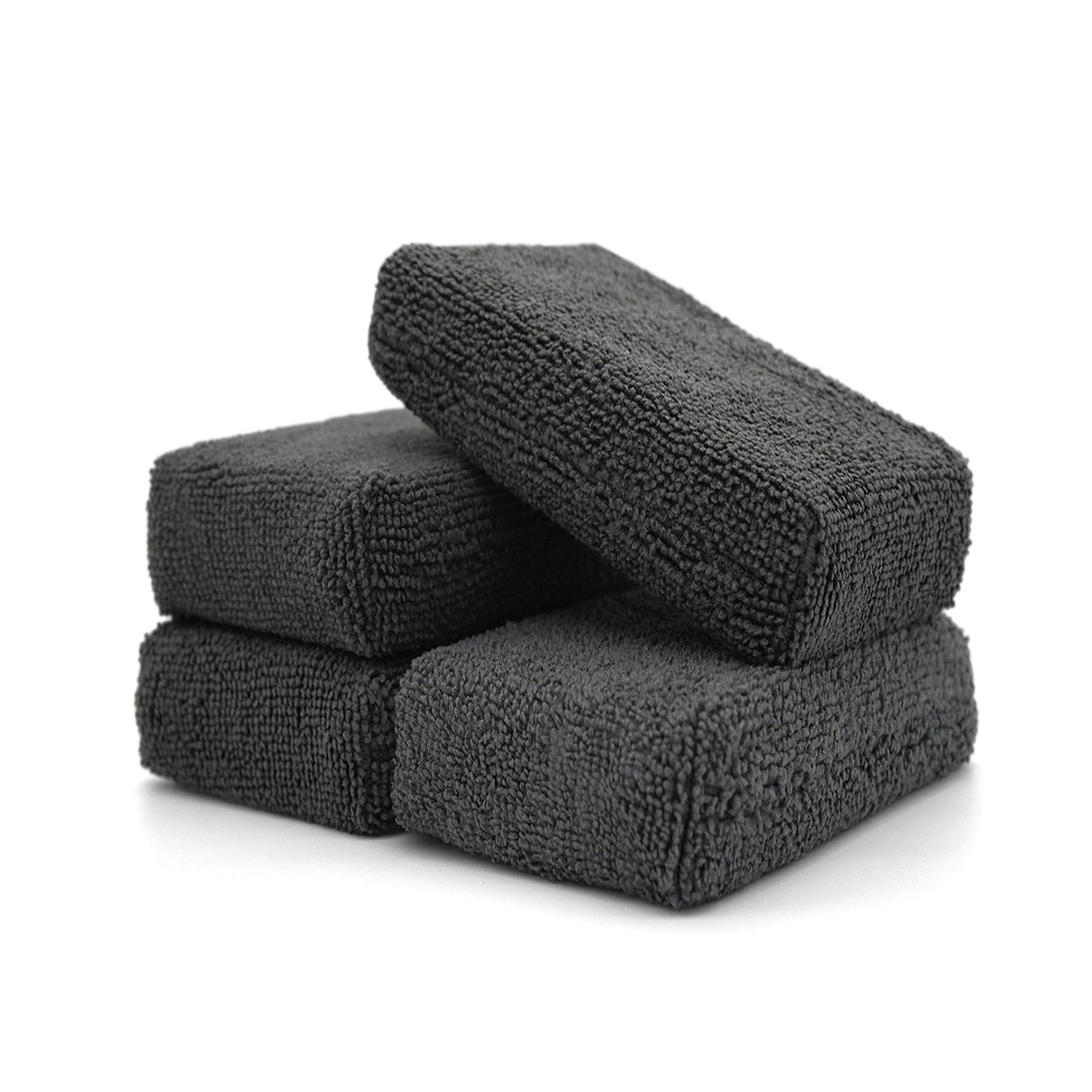 Tre applicatori in microfibra grigi impilati, perfetti per una stesura uniforme di prodotti per il detailing auto.