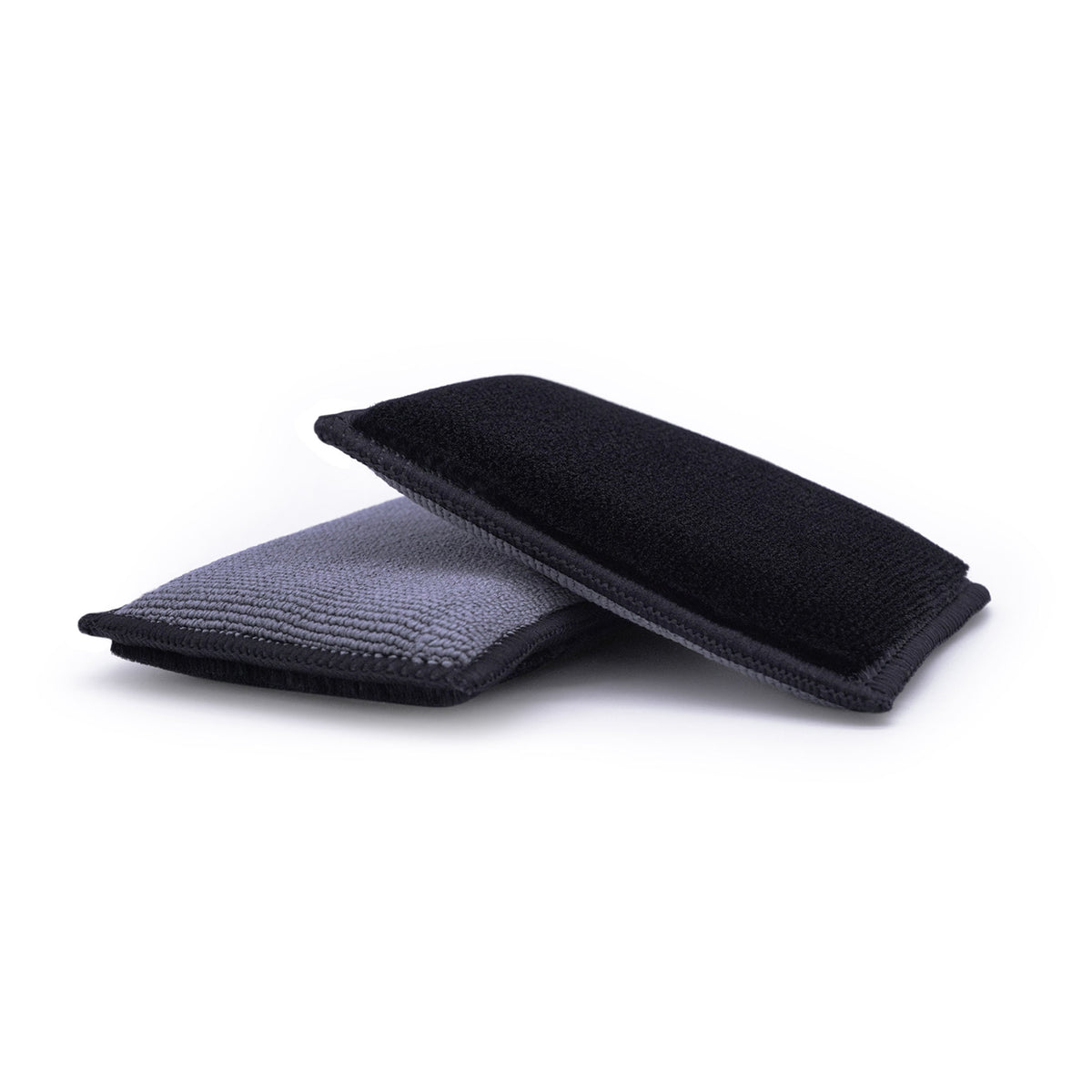 Scrub Pad nero e grigio per la pulizia degli interni auto, realizzato con materiali morbidi per rimuovere lo sporco senza danneggiare le superfici delicate.