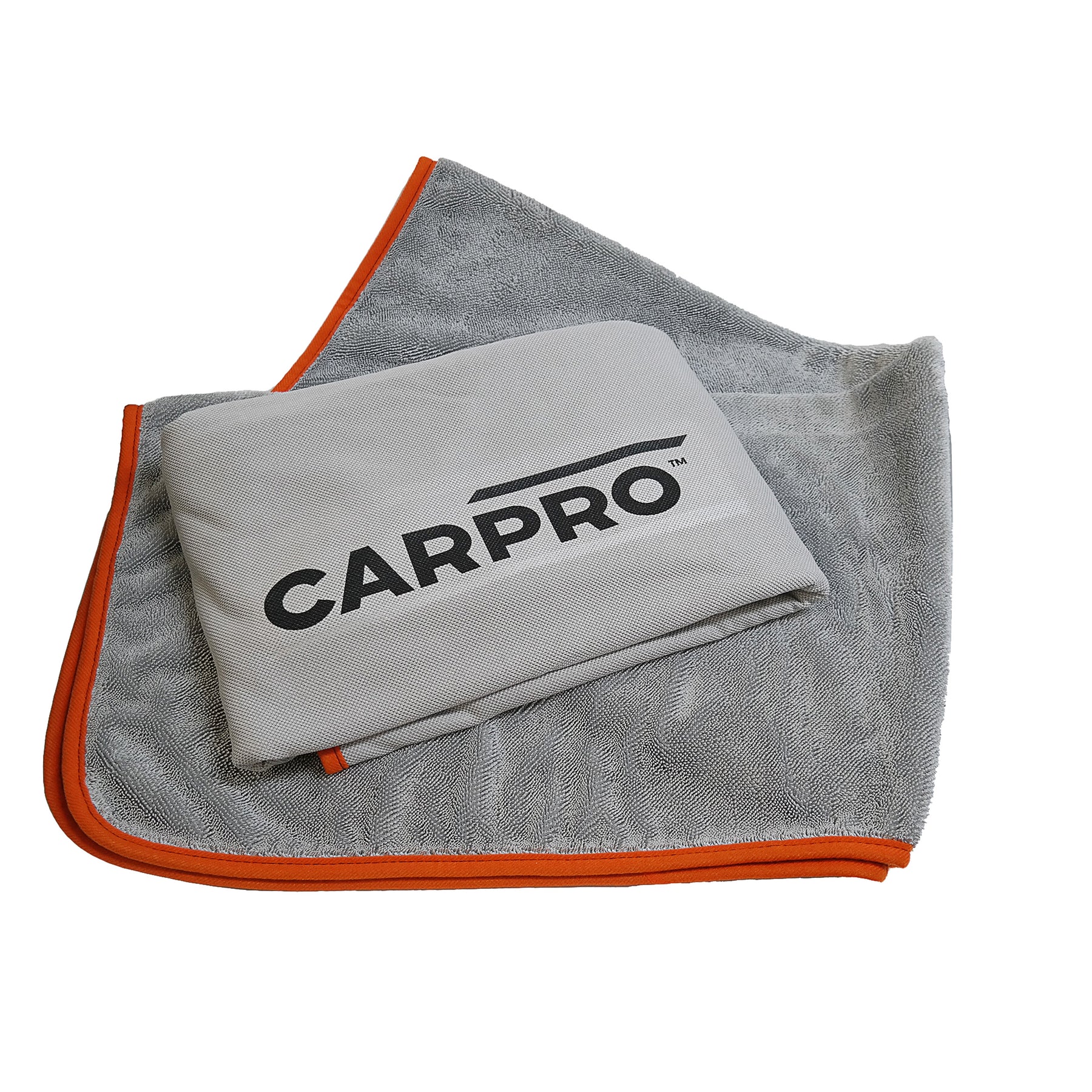 Panni in microfibra grigi CARPRO con bordo arancione, ideali per la pulizia e l'asciugatura delle superfici dell'auto, con logo CARPRO nero stampato.