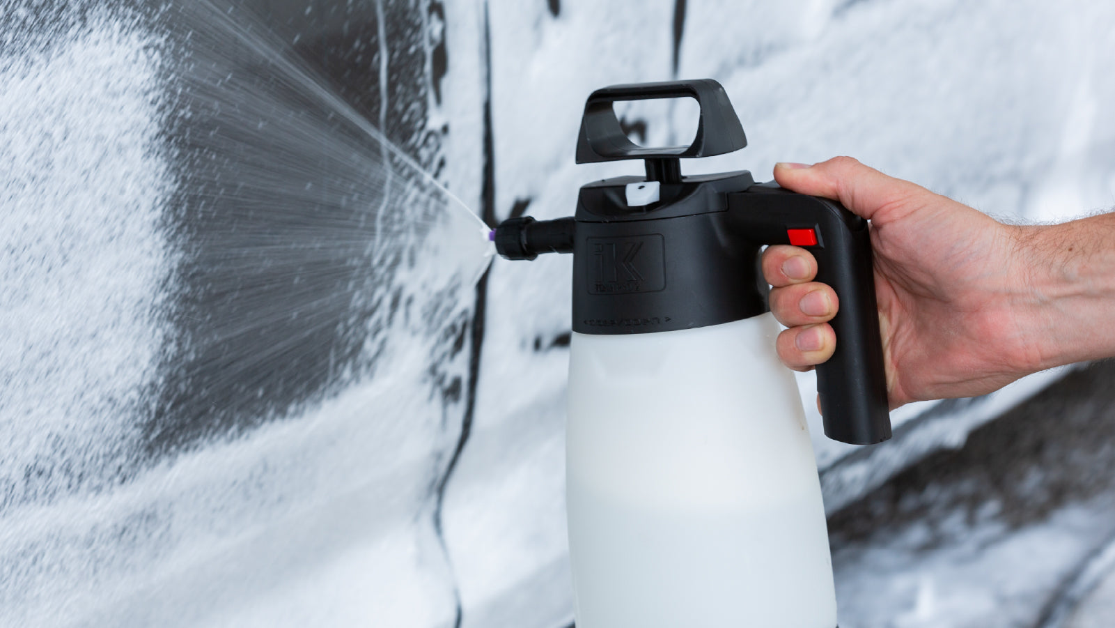 Come lavare l’auto a casa senza graffiare la carrozzeria