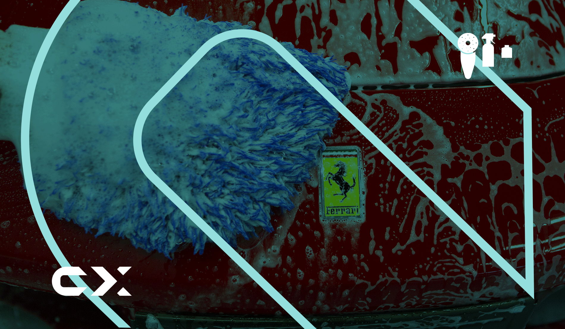 Copertina dell'articolo: primo piano su guanto lavaggio auto con schiuma sul cofano di una Ferrari rossa