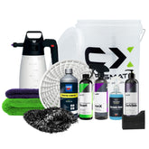 Kit Lavaggio Auto con prodotti professionali per una pulizia efficace, inclusi detergenti, accessori e secchio con griglia.