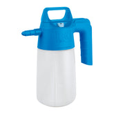 Nebulizzatore IK ALK 1,5 con serbatoio bianco e manico blu, progettato per resistere agli agenti chimici alcalini, ideale per il detailing professionale.