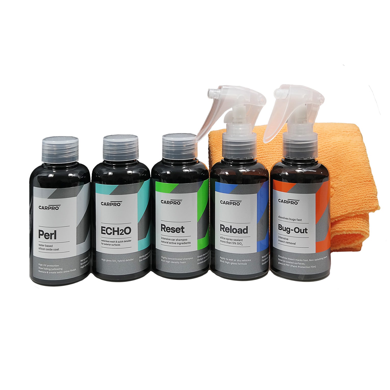 Set di cinque flaconi di prodotti per la manutenzione auto CARPRO con due panni in microfibra arancioni su sfondo bianco.  