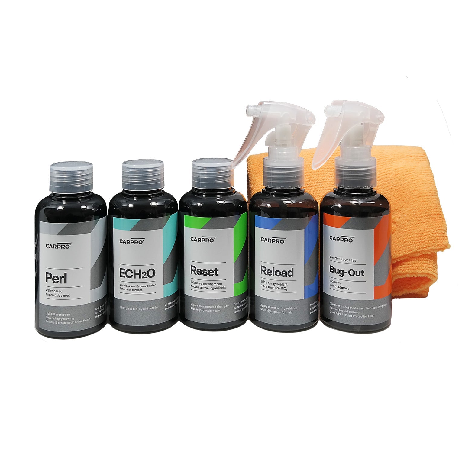  Set di cinque flaconi di prodotti CARPRO con due panni in microfibra arancioni, su sfondo bianco, per la cura e la manutenzione del veicolo.