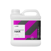  Tanica da 4 litri di CarPro IronX Cherry, detergente per la rimozione di contaminanti ferrosi, con etichetta bianca e dettagli rosa e grigi.