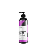 Bottiglia di CARPRO IronX Snow Soap con etichetta bianca, nera e rosa, dotata di un erogatore a pompa nero, ideale per la pulizia profonda e delicata delle auto.