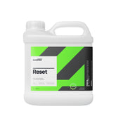Tanica di CARPRO Reset da 4 litri, uno shampoo neutro per la pulizia intensiva delle auto, con etichetta bianca, nera e verde, ideale per mantenere gli ingredienti protettivi e garantire un lavaggio sicuro ed efficace.