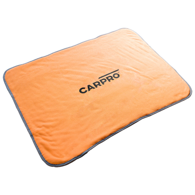 Panno in microfibra extra-large CARPRO DHydrate Bold arancione con bordi grigi, ideale per un'asciugatura rapida e senza aloni del veicolo.