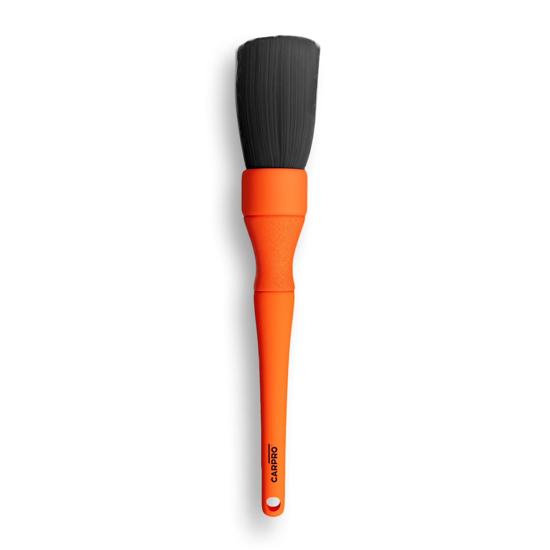 Spazzola extra-large CARPRO Detailing Brush XL con setole nere e manico arancione, ideale per la pulizia approfondita delle superfici del veicolo.