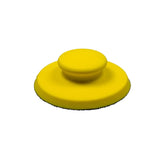  Applicatore ergonomico giallo per tampone e clay pad, ideale per una decontaminazione precisa della carrozzeria.