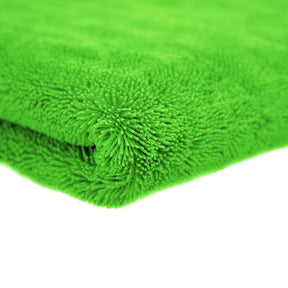 Primo piano delle fibre ultra morbide e assorbenti di un panno in microfibra verde, ideale per finiture delicate nel car detailing