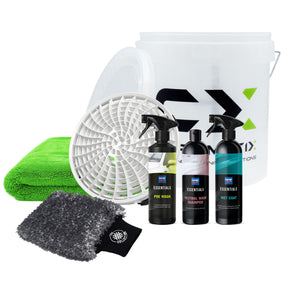 Cartec Kit Lavaggio Auto Wet Coat Full Il Preparatore 2.0 con secchio, griglia, guanto per lavaggio, asciugamano in microfibra e tre flaconi di prodotti per la pulizia, su sfondo bianco.