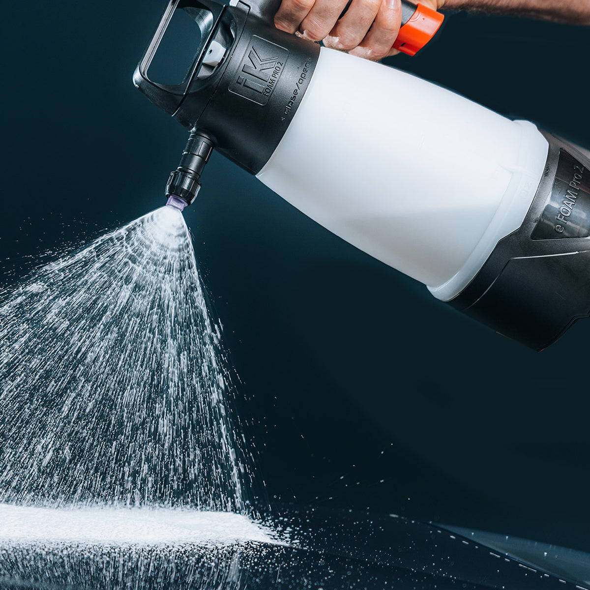 IK Foam Pro 2 in azione – erogazione di schiuma ad alta densità per pulizia professionale su superfici