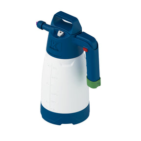 IK Foam Pro 2 ALK – Vista inclinata del nebulizzatore con impugnatura ergonomica, inserti identificativi e ugello per schiuma regolabile alcalina
