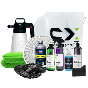 Kit Lavaggio Auto con prodotti professionali per una pulizia efficace, inclusi detergenti, accessori e secchio con griglia.