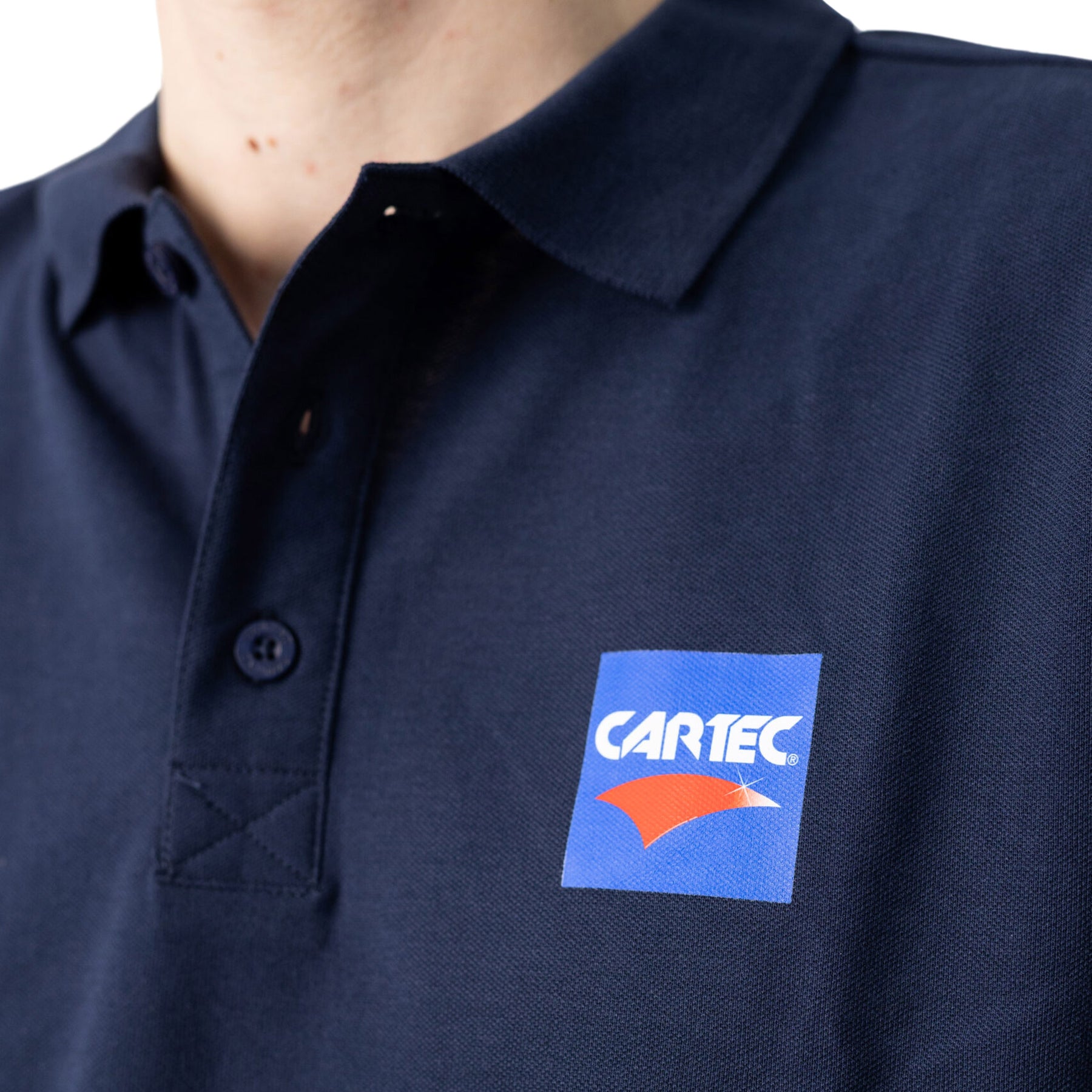 Dettaglio colletto a tre bottoni e logo ricamato su polo CARTEC blu navy