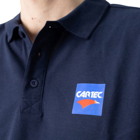 Dettaglio colletto a tre bottoni e logo ricamato su polo CARTEC blu navy