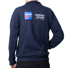 Retro della felpa CARTEC blu navy con logo e scritta “Ingenious Car Care”