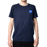 Uomo con T-shirt CARTEC blu navy, logo frontale lato cuore, vestibilità regular fit