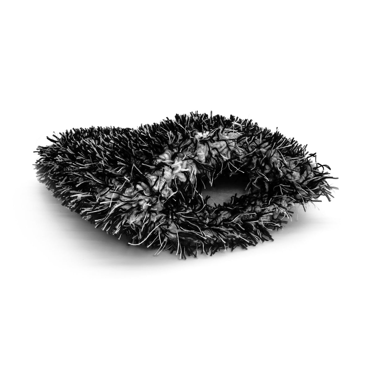 Dettaglio di un EVO Wash Pad in fibra sintetica grigia e nera, progettato per un lavaggio auto sicuro ed efficace, rimuovendo sporco e detriti senza graffiare le superfici.
