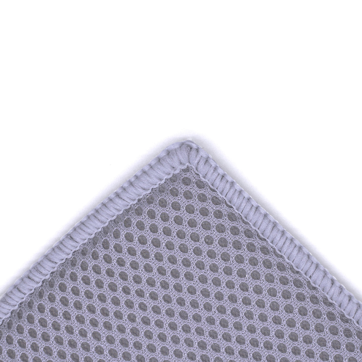 Dettaglio del bordo di un Mesh Pad grigio, con un lato a rete, progettato per applicazioni precise e uniformi di prodotti per il detailing auto.