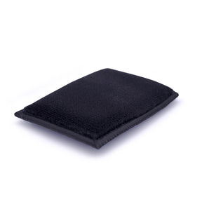 Scrub Pad nero per la pulizia degli interni auto, con una superficie morbida e compatta, ideale per rimuovere delicatamente lo sporco senza graffiare.