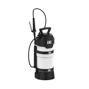 Nebulizzatore schiumogeno IK Foam Pro 12 con design robusto e connettore per aria compressa, perfetto per applicazioni di detailing professionale.