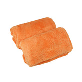 Due panni in microfibra CARPRO BOA di colore arancione, soffici e ad alta densità, ideali per una pulizia profonda e delicata del veicolo, perfetti per detailers professionisti.